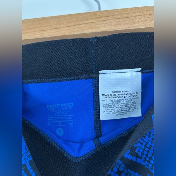 Nike Black and Blue Snake Print Patterned Crop Leggings - Picture 3 of 6